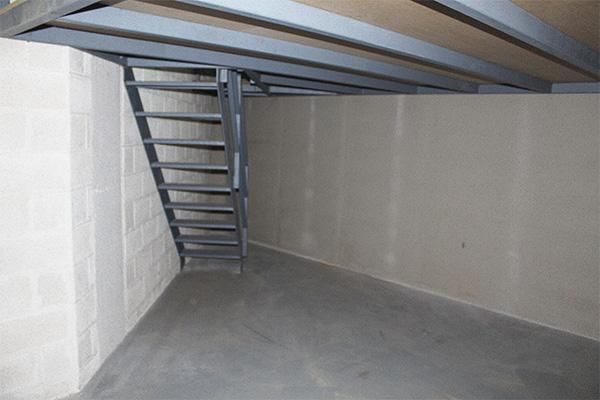 escalera_fija_metalica_en_entreplanta_de_donostia_gipuzkoa.jpg