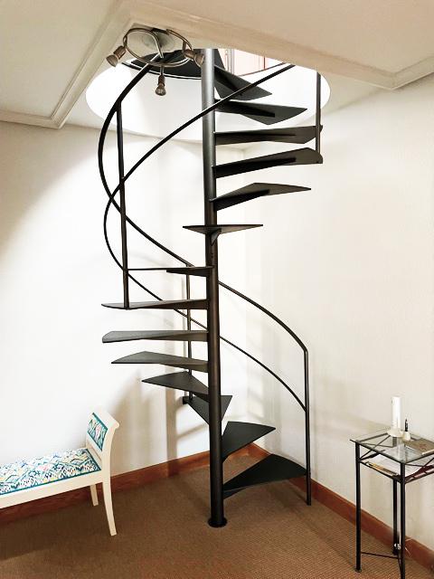 escalera_helicoidal_metalica_en_vitoria_gasteiz_araba_para_espacios_reducidos.jpg