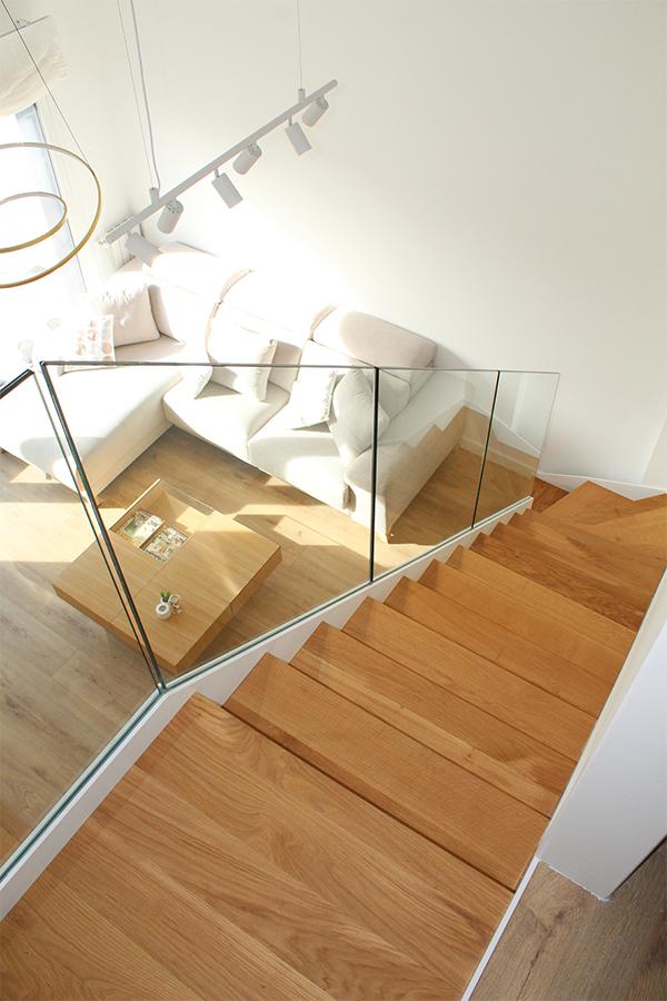 escalera_interior_a_medida_con_zancas_laterales_lisas_en_san_sebastian_donostia.jpg