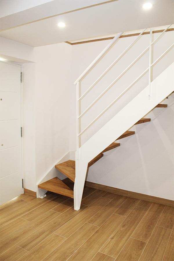 escalera_interior_a_medida_en_trintxerpe_donostia_madera.jpg
