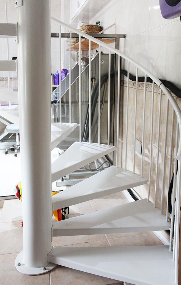 escalera_interior_con_poste_central_y_barandillas_segun_normativa_de_locales_comerciales.jpg
