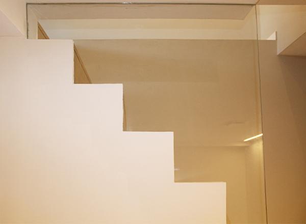 escalera_interior_con_vidrio_a_medida_segun_los_escalones.jpg