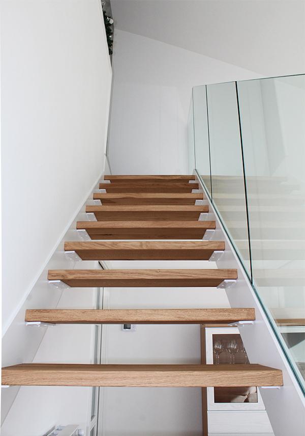 escalera_interior_de_diseno_a_medida_para_vivienda_en_donostia.jpg