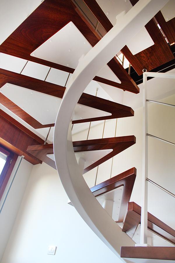 escalera_interior_de_zanva_central_curvada_en_bilbao_bizkaia_berango_euskadi.jpg
