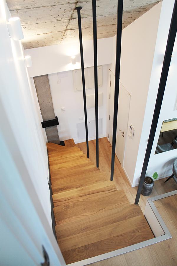 escalera_interior_en_bilbao_zorrozaurre_pletinas_hierro_y_madera.jpg