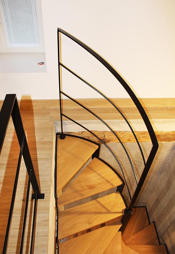 escalera_interior_en_navarra_udabe_pamplona_con_barandilla_en_color_negro.jpg