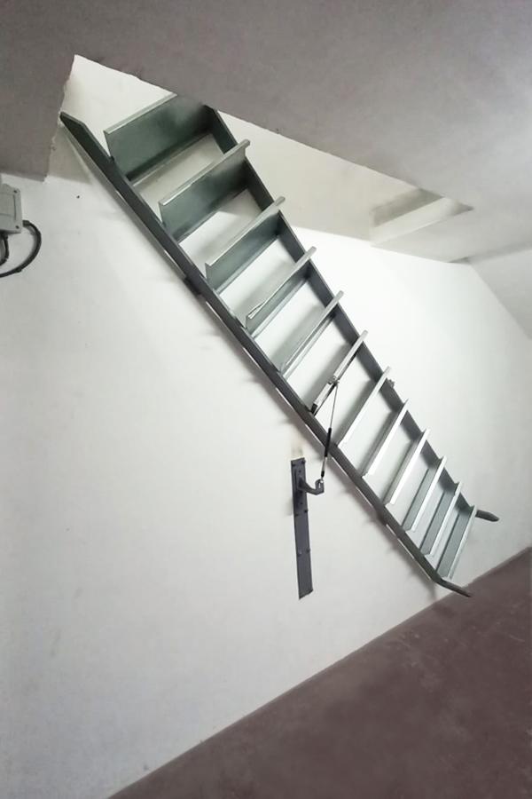escalera_lateral_abatible_para_garaje.jpg