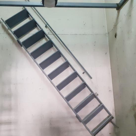 escalera_lateral_articulada_en_garaje_entreplanta.jpg