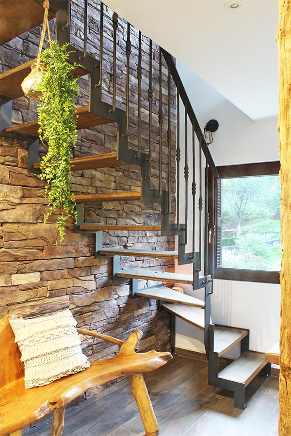 escalera_metalica_compensada_en_hernani_con_peldaos_de_madera_antigua.jpg