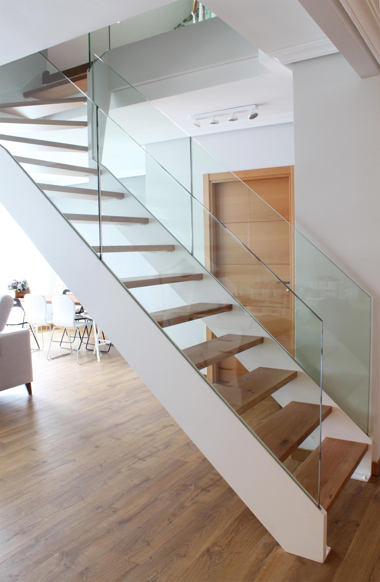 escalera_metalica_con_barandilla_de_vidrio_y_peldaos_de_madera.jpg