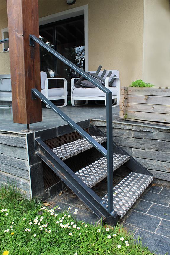 escalera_metalica_de_acceso_a_jardin_en_vivienda_de_san_sebastian_donostia_de_ibarkalde.jpg