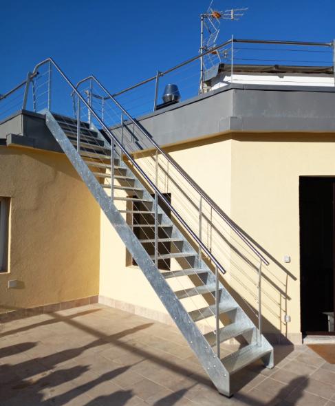 escalera_metalica_exterior_en_donostia_san_sebastian.jpg