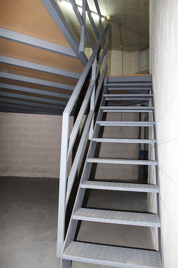 escalera_metalica_para_entreplanta_en_donostia_de_ibarkalde.jpg