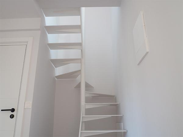 escalera_metalica_para_espacio_reducido_en_san_sebastian_donostia.jpg