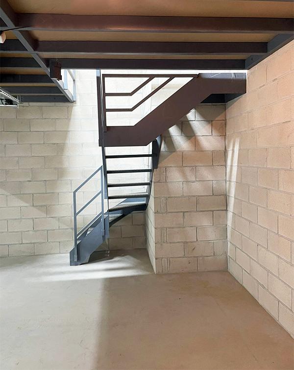 escalera_metlica_de_zancas_laterales_para_acceso_a_entreplanta_en_garaje.jpg