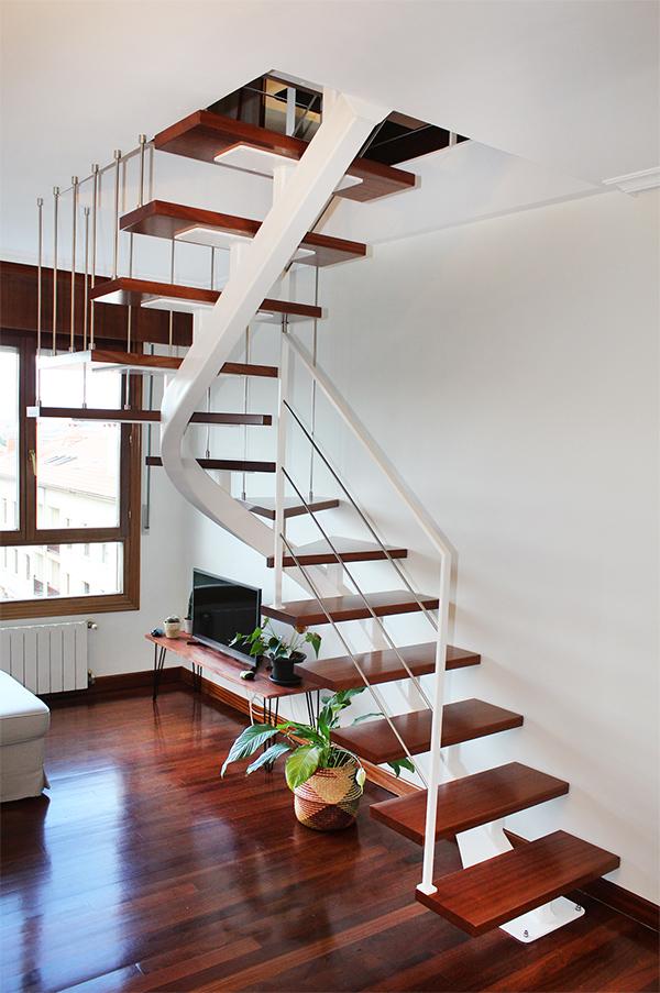 escalera_modelo_berango_con_zanca_central_curvada_y_barandillas_en_blanco.jpg