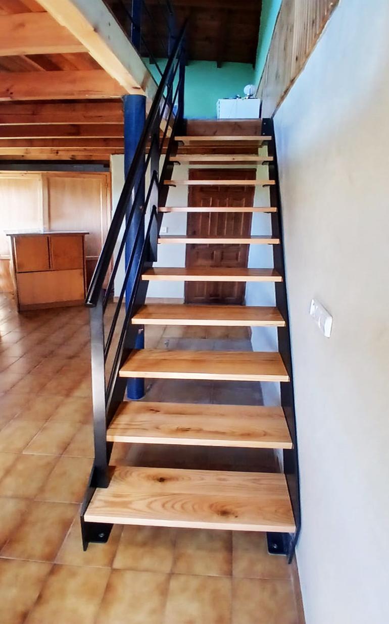 escalera_modelo_erandio_zancas_laterales_y_peldaos_de_madera_barandilla_metalica.jpg