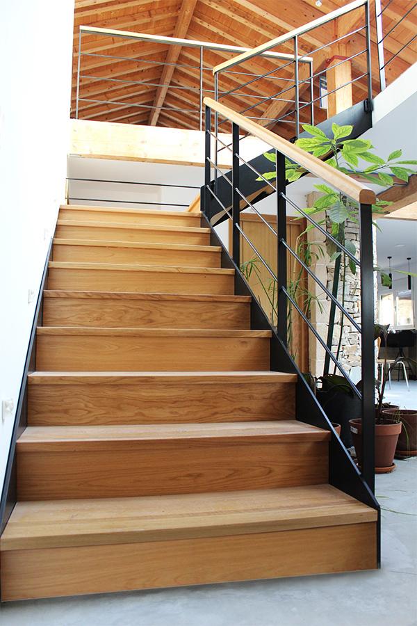 escalera_modelo_lapurdi_con_huellas_y_contrahuellas_de_madera_en_urrugne.jpg
