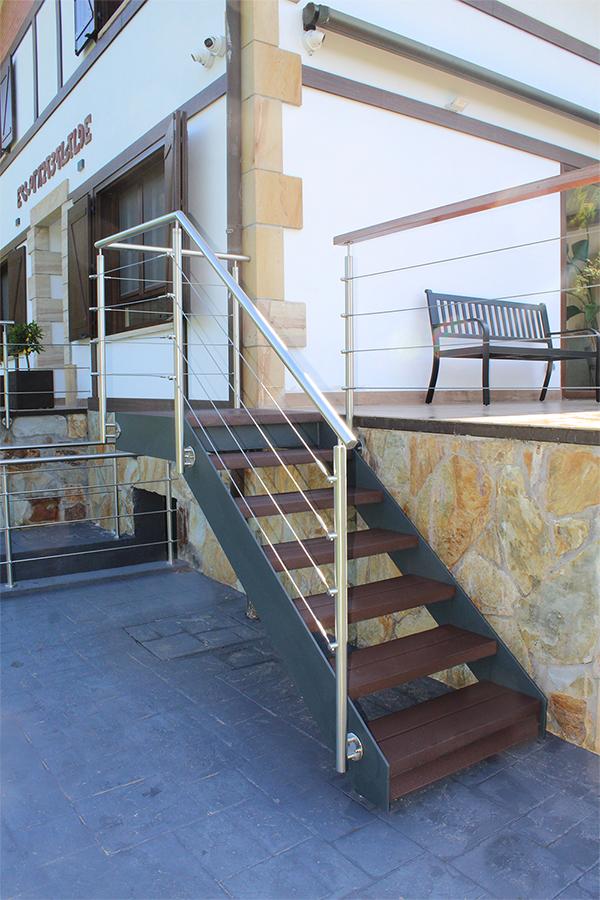escalera_modelo_urduliz_escalones_plastico_reforzado_prfv.jpg