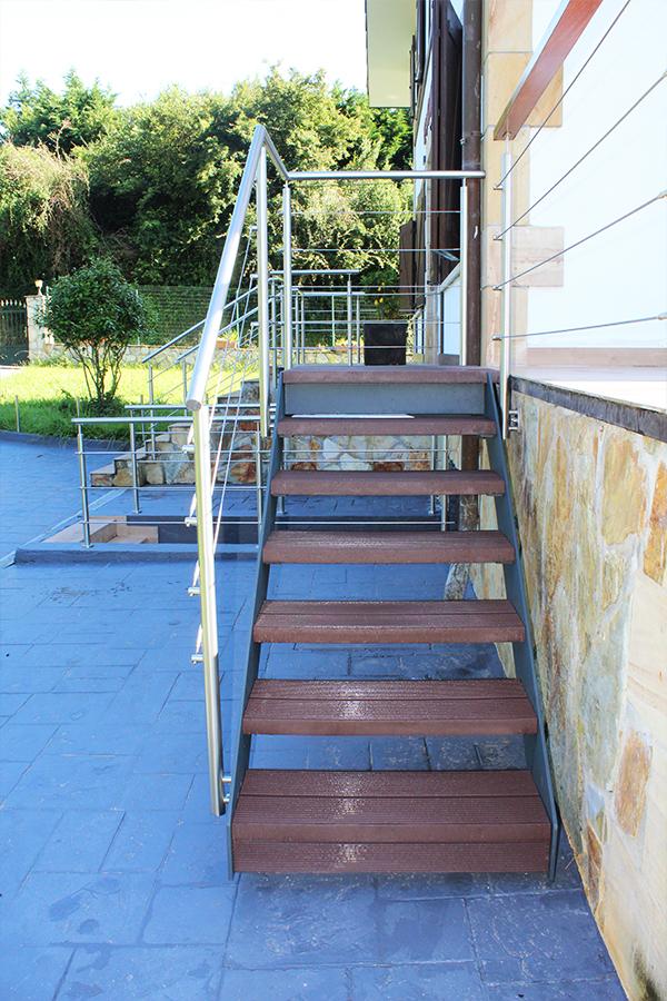 escalera_modelo_urduliz_peldanos_de_prfv_para_exteriores_proteccion_lluvia.jpg