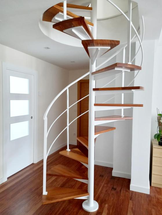 escalera_modelo_vitoria_helicoidal_con_poste_central_y_peldaos_de_madera_en_vitoria_gasteiz.jpg