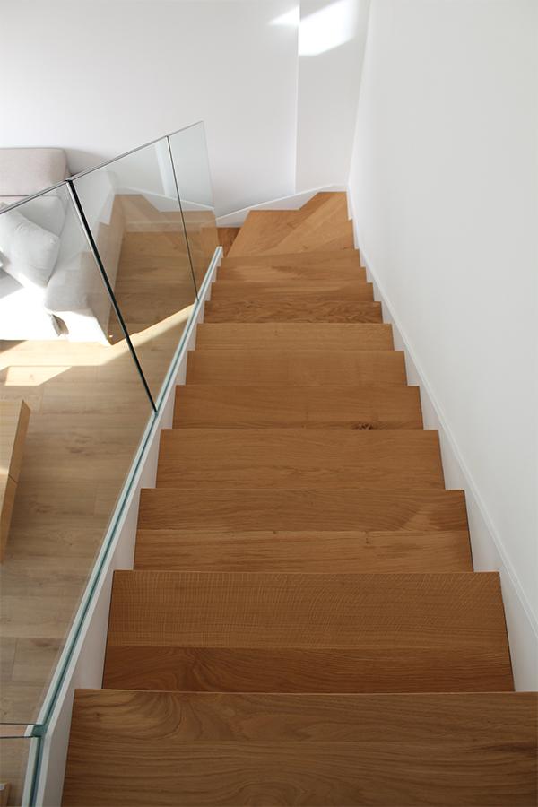 escalera_pagola_para_interior_a_medida_con_zancas_laterales_lisas.jpg