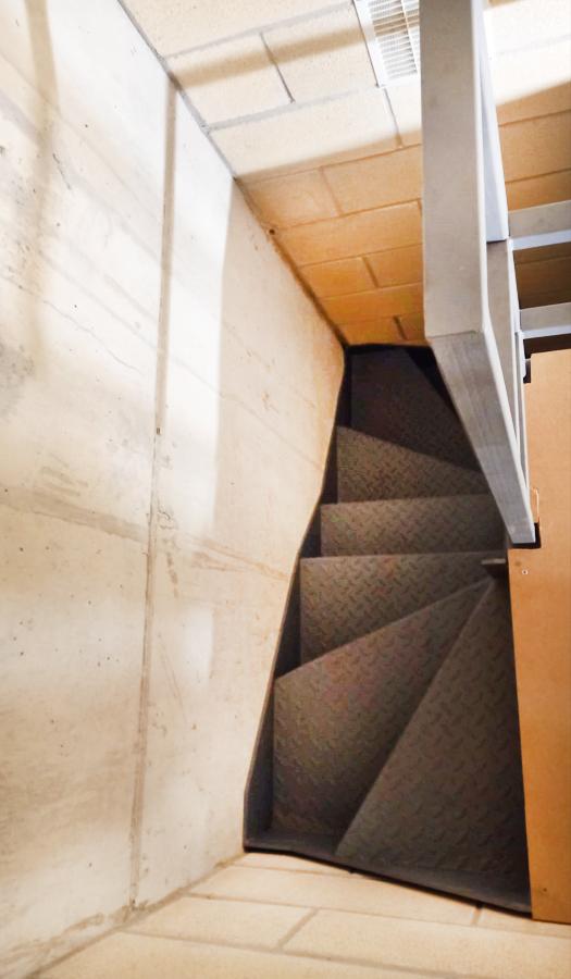 escalera_para_entreplanta_en_usurbil_gipuzkoa_con_escalera_chapa_damero.jpg
