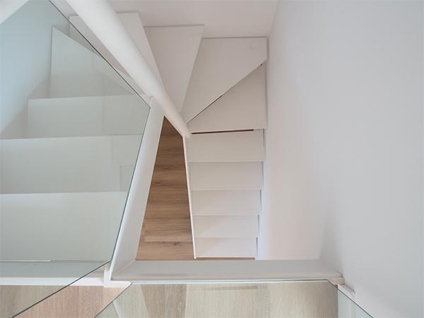escalera_para_espacio_reducido_a_medida_en_donostia_san_sebastian.jpg