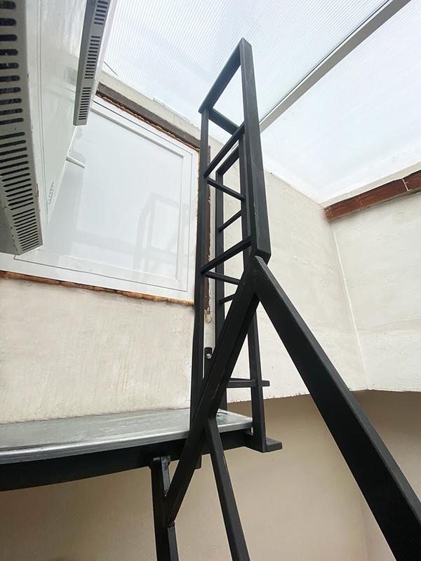 escalera_replegable_con_barandilla_y_sistema_de_cabestrante_en_san_sebastian_donostia.jpg