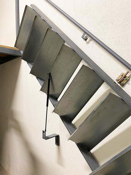 escalera_replegable_con_sistema_de_piston_facil_de_usar.jpg