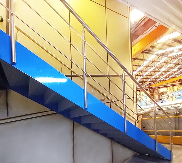 escalera_zanca_lateral_azules_en_mungia.jpg