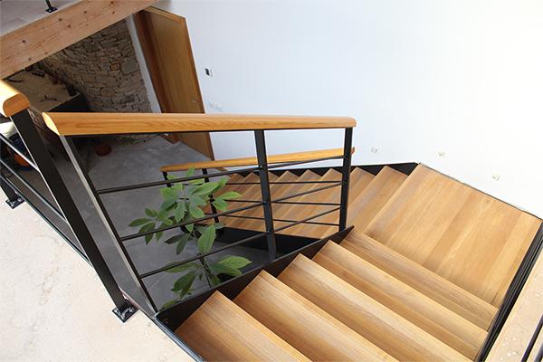 escalera_zancas_laterales_barandillas_y_pasamanos_de_madera.jpg