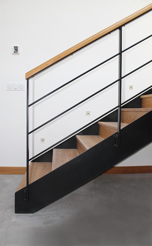 escalera_zancas_laterales_huella_y_contrahuella_de_madera.jpg