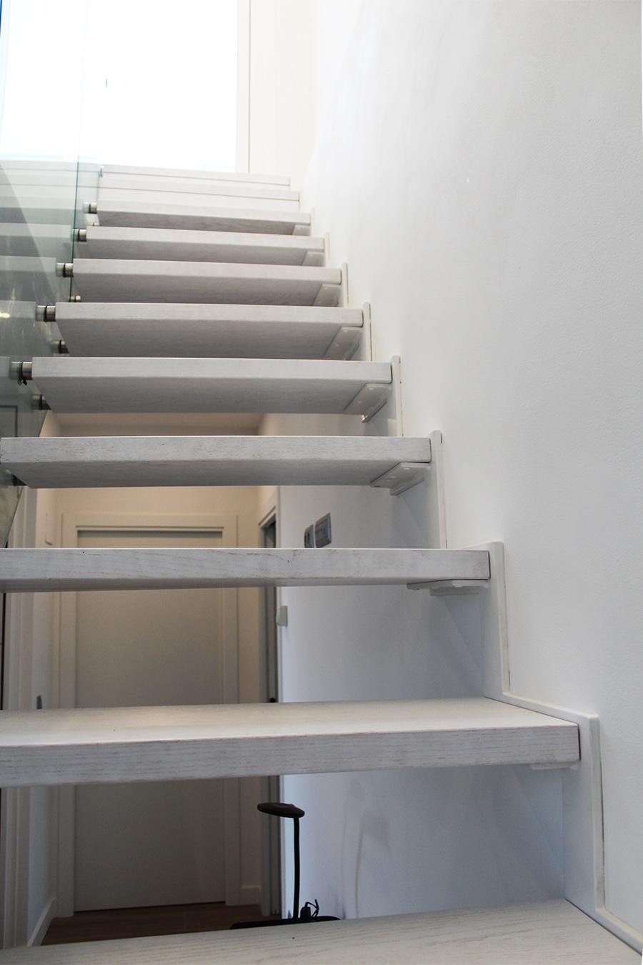 escalera_zancas_laterales_y_madera_blanca_con_vidrio_autoportante.jpg