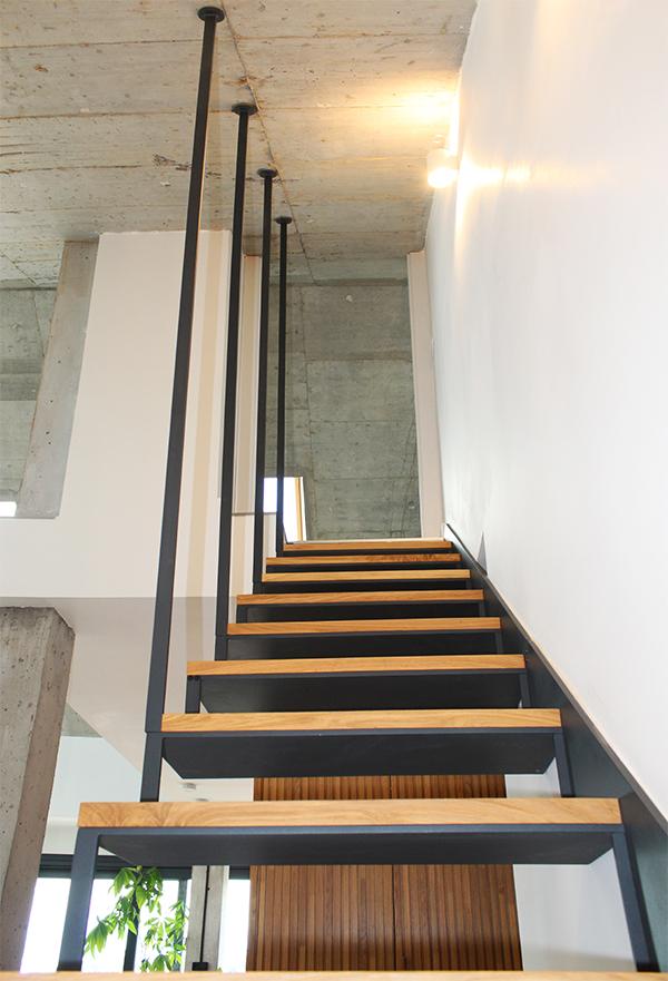 escalera_zorrozaurre_bilbao_estructura_metalica_con_madera.jpg