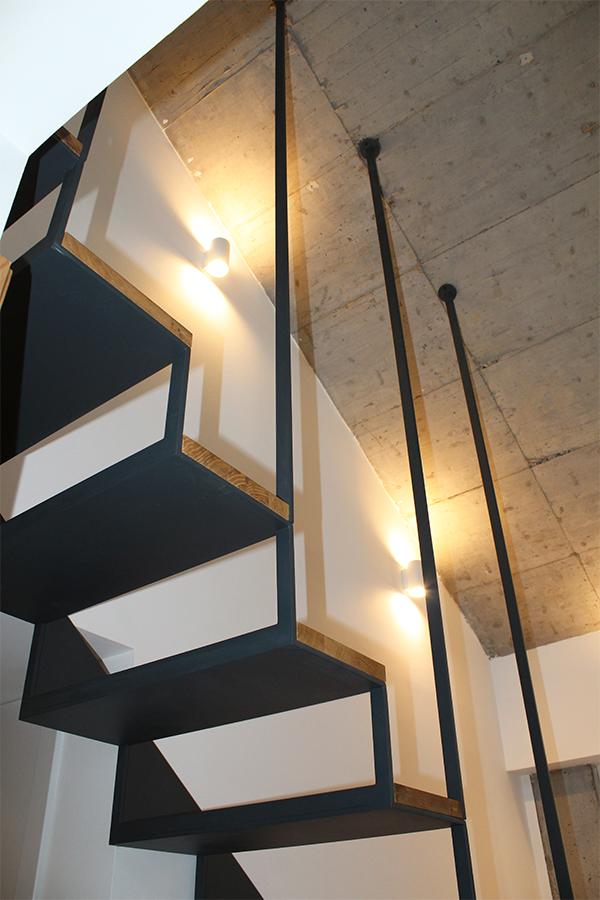 escaleras_a_medida_de_acero_termolacado_en_gris_forja_y_madera.jpg