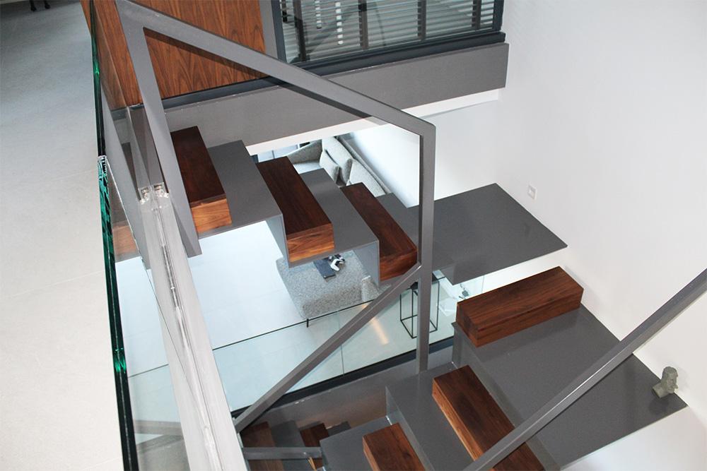 escaleras_a_medida_interiores_de_chapa_plegada_de_acero_con_cajonera_de_madera.jpg