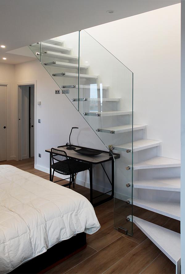 escaleras_autoportantes_con_barandilla_de_vidrio_en_zarautz_gipuzkoa.jpg