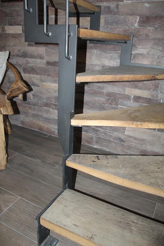 escaleras_compensadas_con_varias_zancas_de_estilo_antiguo.jpg