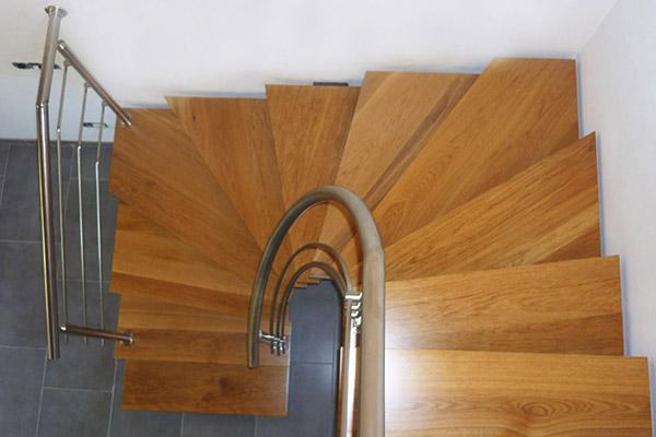 Vista superior de la escalera compensada escaleras compensadas en bilbao bizkaia, con peldaños de madera a medida