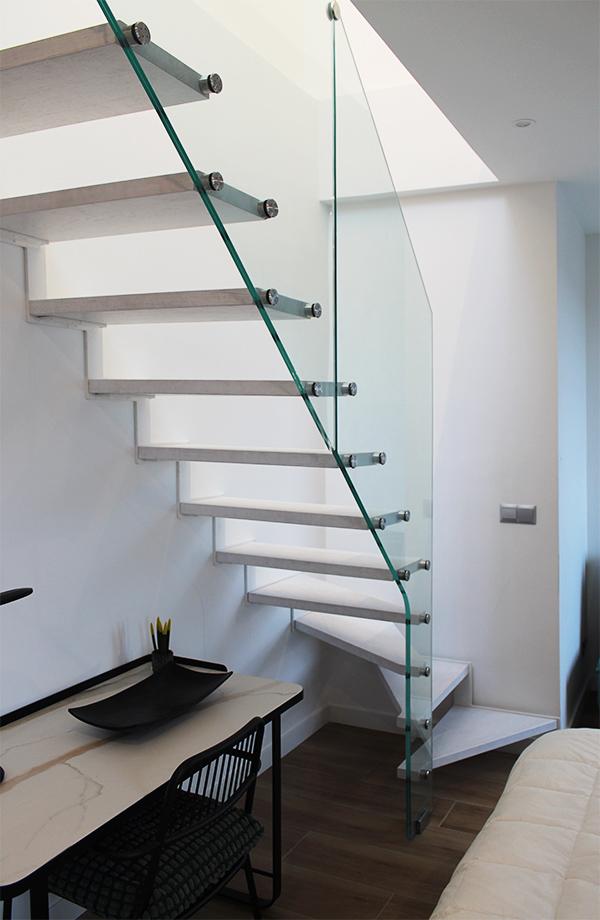 escaleras_con_barandilla_de_vidrio_autoportante_en_zarautz_gipuzkoa_donostia.jpg