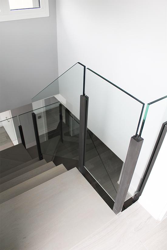 escaleras_con_barandilla_de_vidrio_en_miranda_de_ebro_y_burgos.jpg