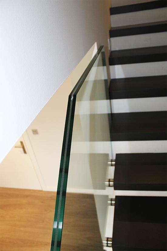 escaleras_con_barandilla_de_vidrio_especialistas_en_hondarribia_y_fuenterrabia.jpg