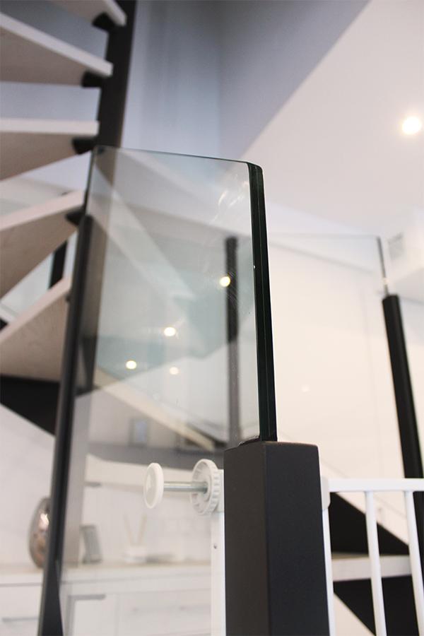 escaleras_con_barandilla_de_vidrio_y_zanca_lateral.jpg
