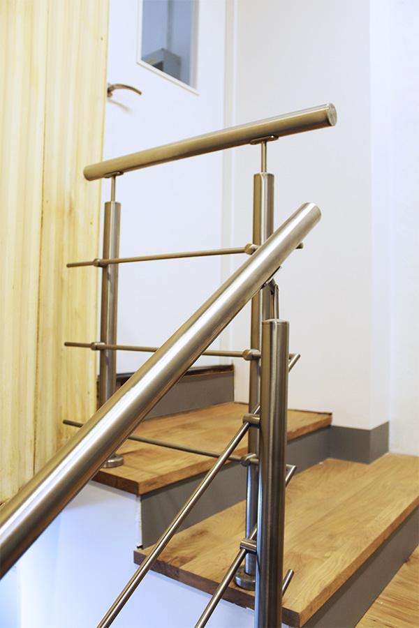 escaleras_con_barandillas_de_acero_inoxidable_pulido_en_mungia.jpg