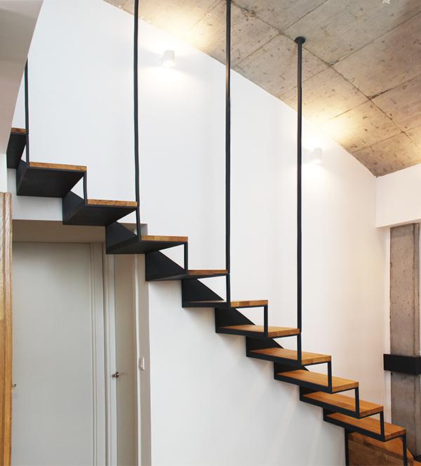 escaleras_con_zanca_lateral_y_pletinas_de_madera_con_barandillas_a_techo.jpg