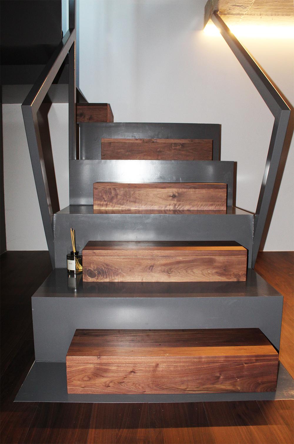 escaleras_de_acero_cajoneras_de_madera_para_interiores.jpg