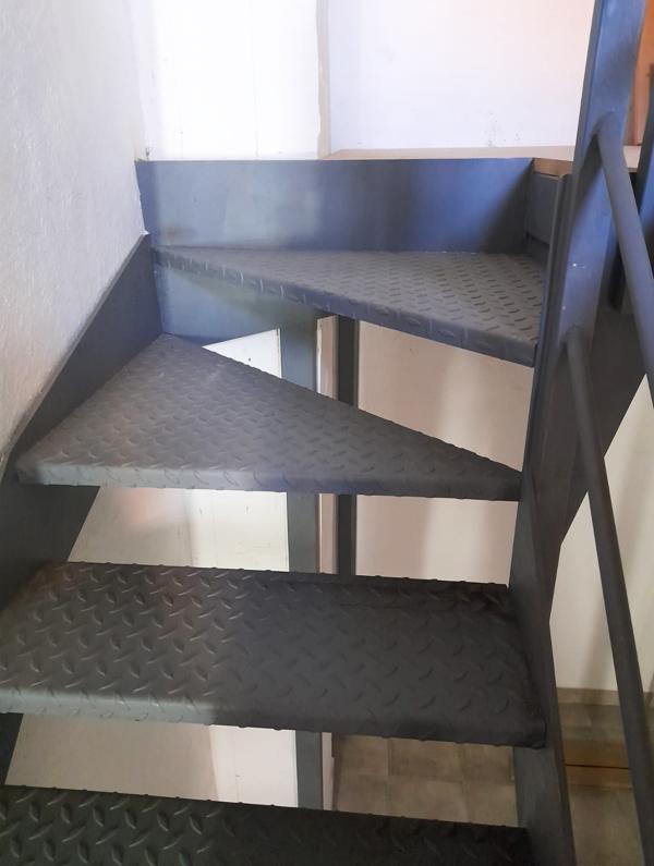 escaleras_de_acero_para_entreplantas_con_superficie_de_chapa_damero_antideslizante.jpg