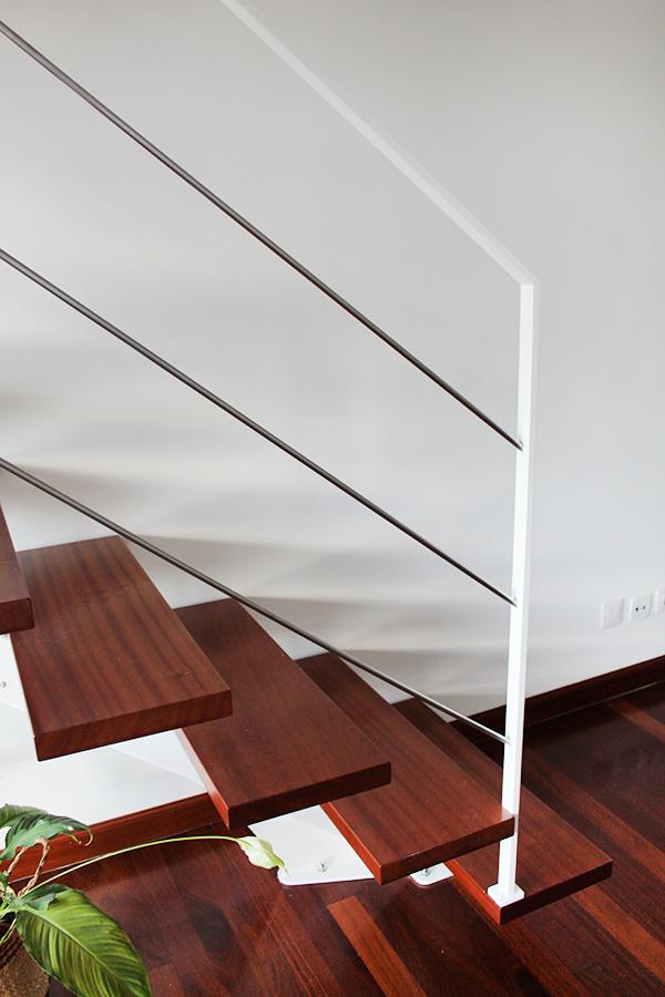 escaleras_de_acero_y_hierro_con_barandillas_de_acero_termolacadas_em_color_blanco.jpg