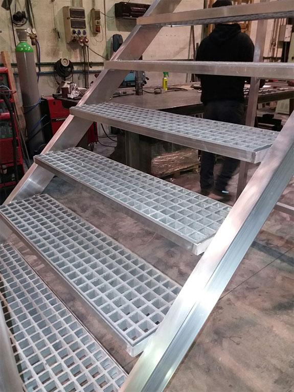 escaleras_de_aluminio_con_peldaos_de_PRFV_en_gipuzkoa_donostia.jpg